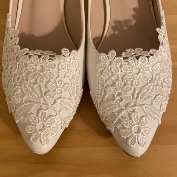 Ivory Lace Leather Low Heels, Size 9 (42) - Picture 11 of 12